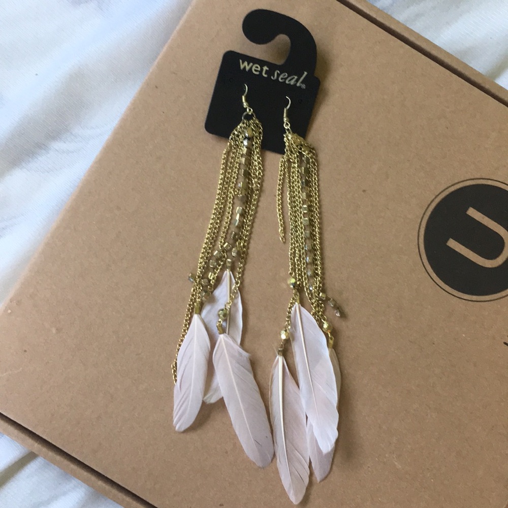 Wet Seal Feather Earrings - Picture 2 of 4